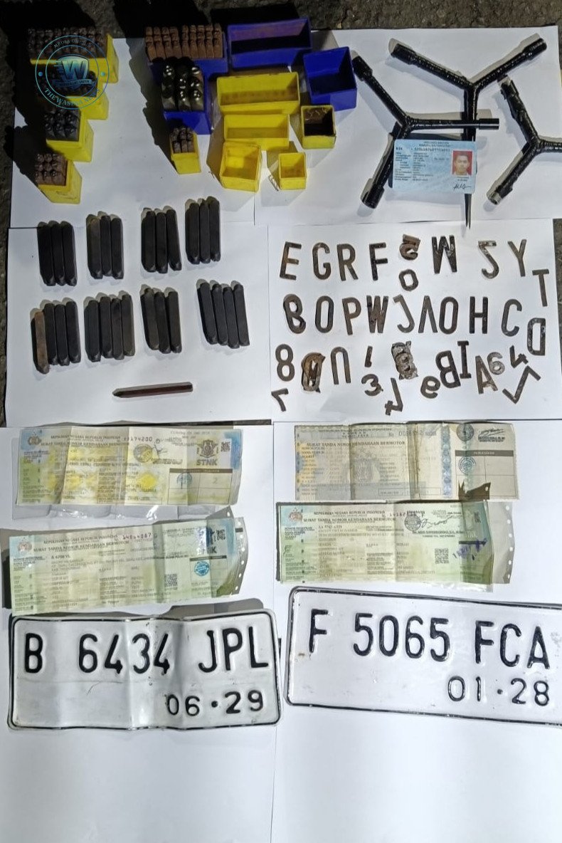 Polsek Jatiuwung amankan barang bukti golok kunci T dan motor hasil curian dari dua pelaku curanmor asal Bima di Curug Tangerang. - thewasesanews.com