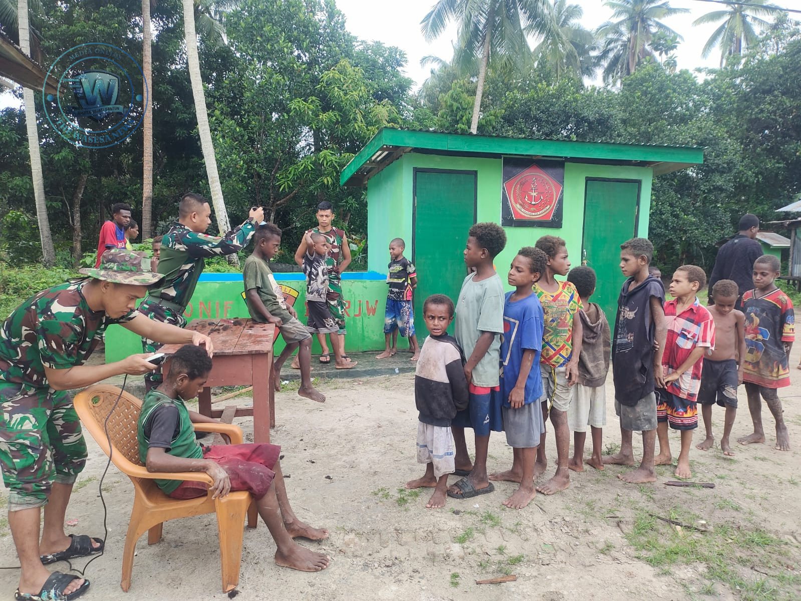Personel Satgas Yonif 123/Rajawali pangkas rambut anak-anak di kampung binaan perbatasan Papua sebagai bentuk kepedulian humanis. - thewasesanews.com