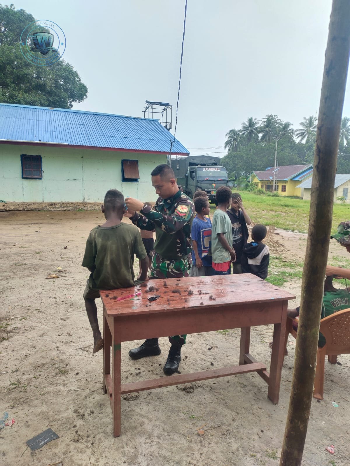 Satgas Yonif 123/Rajawali Hadirkan Keceriaan Lewat Pangkas Rambut Anak Papua. - thewasesanews.com
