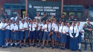 Serda Herri dari Satgas Yonif 410/ALG sedang memberikan materi wawasan kebangsaan kepada siswa SMP Negeri Ururu di Distrik Yamor Papua Barat. - thewasesanews.com