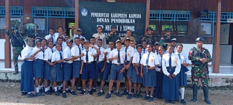 Serda Herri dari Satgas Yonif 410/ALG sedang memberikan materi wawasan kebangsaan kepada siswa SMP Negeri Ururu di Distrik Yamor Papua Barat. - thewasesanews.com