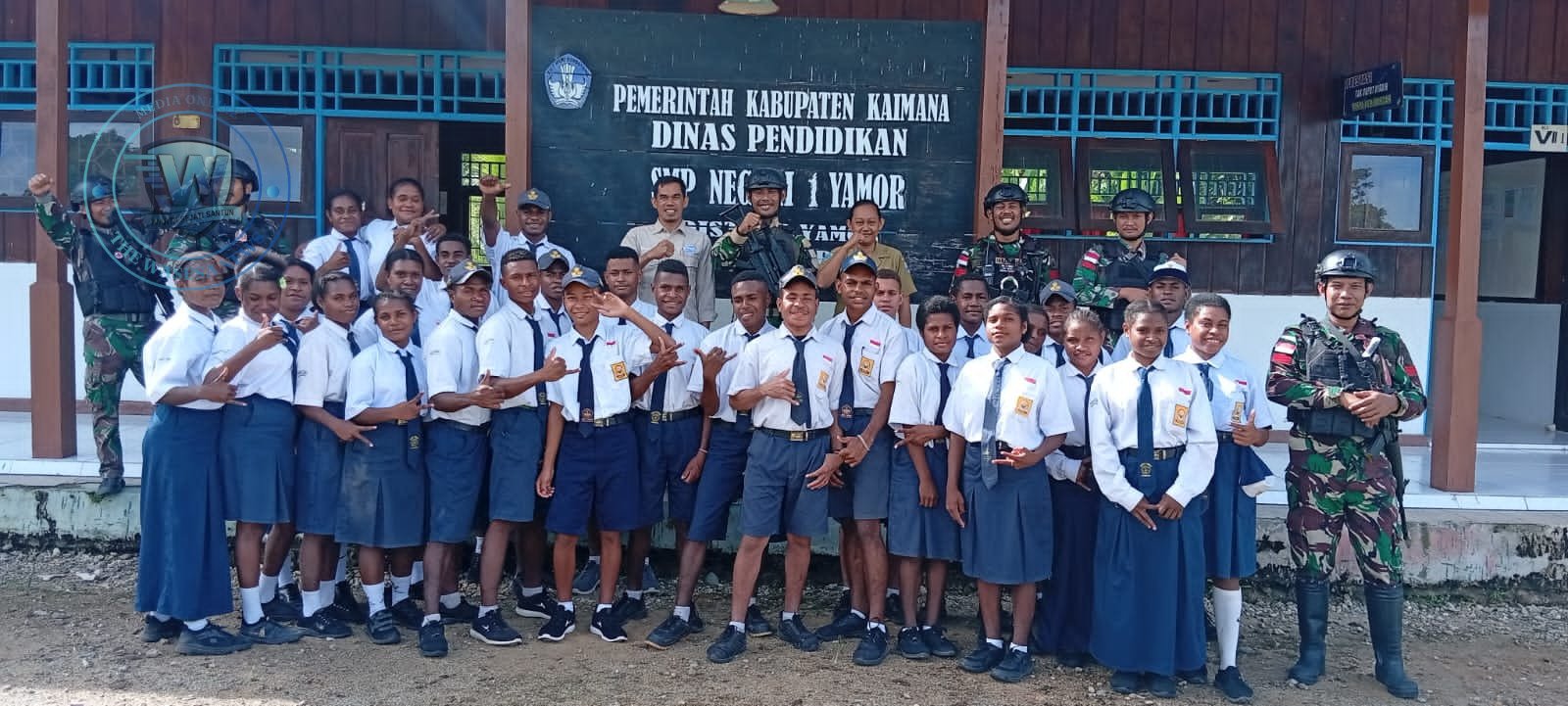 Serda Herri dari Satgas Yonif 410/ALG sedang memberikan materi wawasan kebangsaan kepada siswa SMP Negeri Ururu di Distrik Yamor Papua Barat. - thewasesanews.com