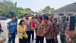 Bupati Tangerang Maesyal Rasyid saat meninjau normalisasi Sungai Cirarap di area PT Intec Persada Kecamatan Sepatan. - thewasesanews.com