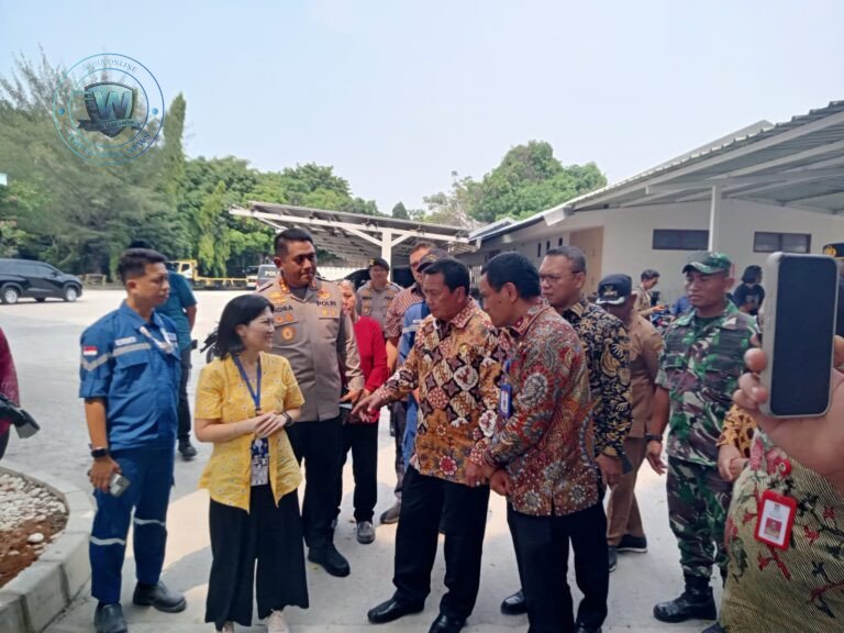 Bupati Tangerang Maesyal Rasyid saat meninjau normalisasi Sungai Cirarap di area PT Intec Persada Kecamatan Sepatan. - thewasesanews.com