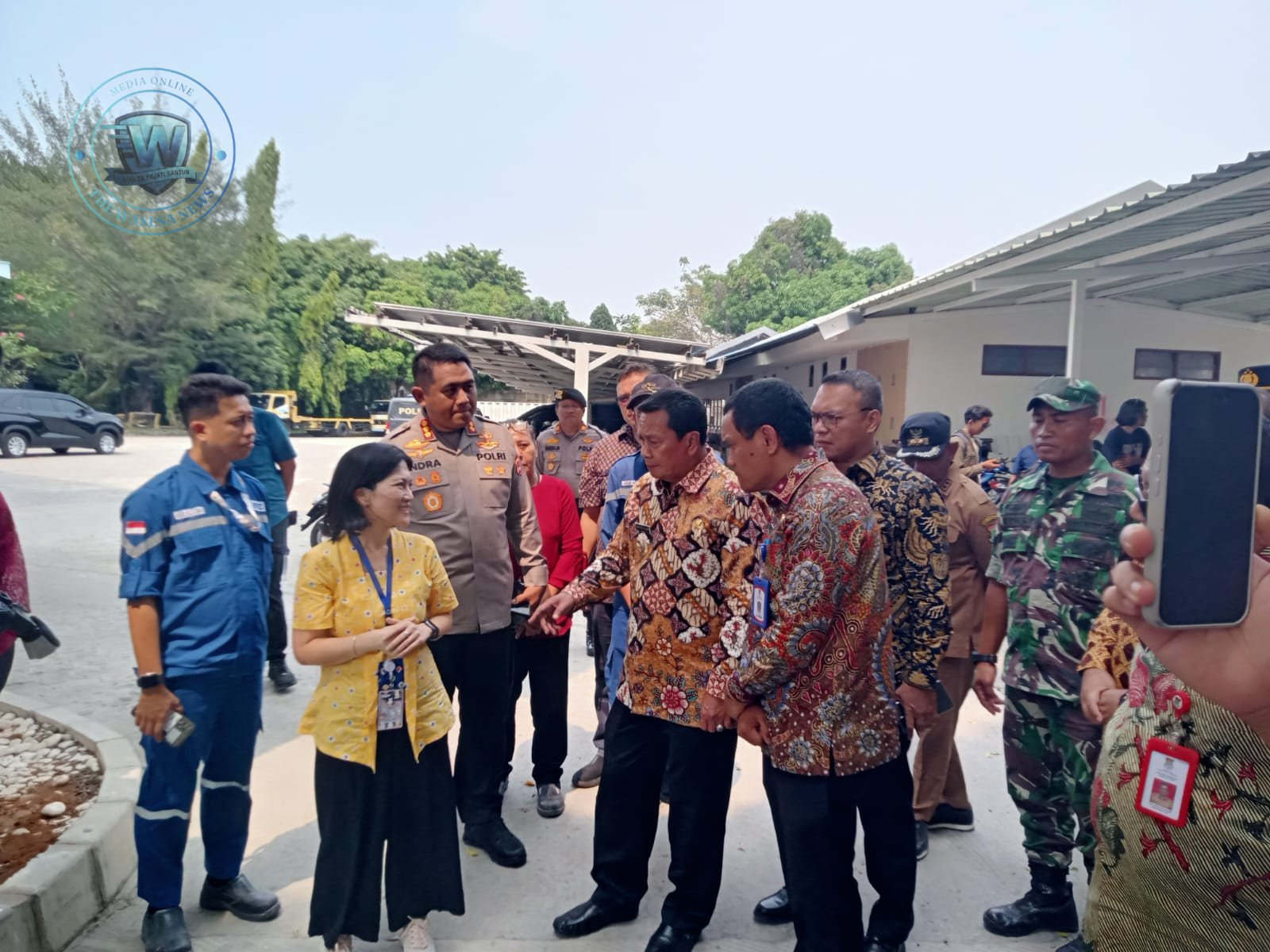 Bupati Tangerang Maesyal Rasyid saat meninjau normalisasi Sungai Cirarap di area PT Intec Persada Kecamatan Sepatan. - thewasesanews.com