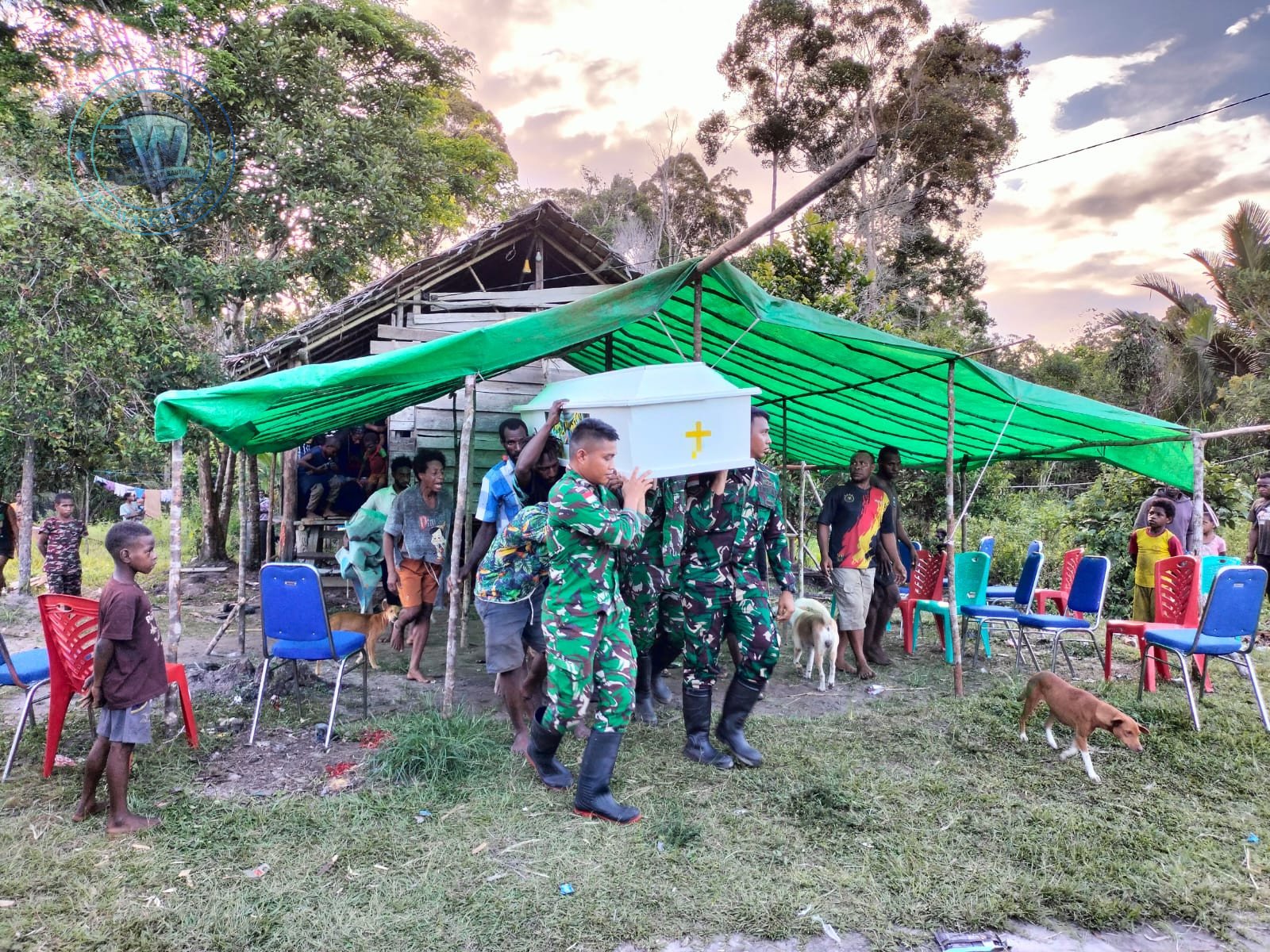 Personel Satgas Yonif 123/Rajawali membantu mengangkat jenazah warga Kampung Wonggi Papua saat prosesi pemakaman. - thewasesanews.com