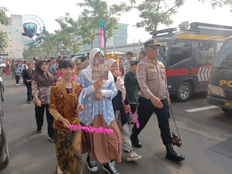 Kasat Binmas Polres Metro Tangerang Kota AKBP Rachmad Hariyanto saat menyambut kunjungan siswa SD Negeri Sukasari 5 di Mako Polres. - thewasesanews.com