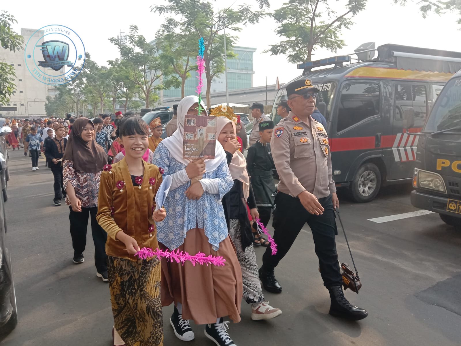 Kasat Binmas Polres Metro Tangerang Kota AKBP Rachmad Hariyanto saat menyambut kunjungan siswa SD Negeri Sukasari 5 di Mako Polres. - thewasesanews.com