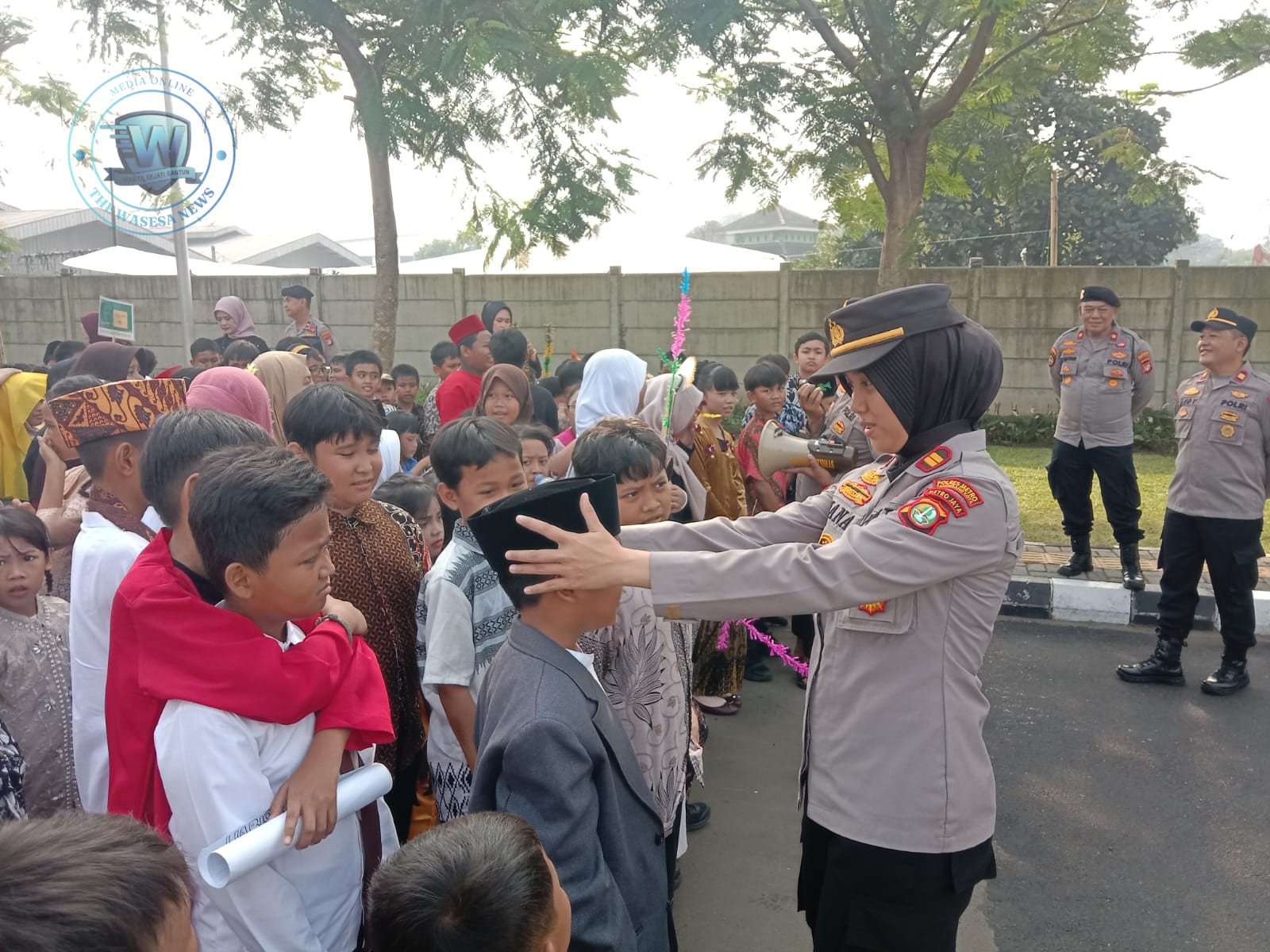 Kasat Binmas Polres Metro Tangerang Kota AKBP Rachmad Hariyanto saat menyambut kunjungan siswa SD Negeri Sukasari 5 di Mako Polres. - thewasesanews.com