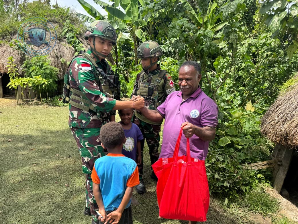 Satgas Yonif 521/DY Pererat Silaturahmi dan Beri Layanan Kesehatan di Bolakme Papua. - thewasessnews.com