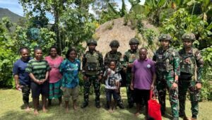 Personel Kesehatan Satgas Yonif 521/DY memberikan pelayanan kesehatan gratis kepada warga Kampung Bolakme di Papua Pegunungan. - thewasesanews.com