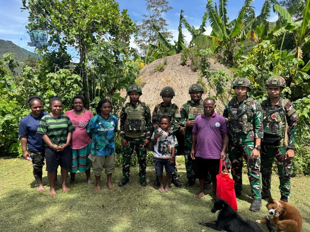 Personel Kesehatan Satgas Yonif 521/DY memberikan pelayanan kesehatan gratis kepada warga Kampung Bolakme di Papua Pegunungan. - thewasesanews.com