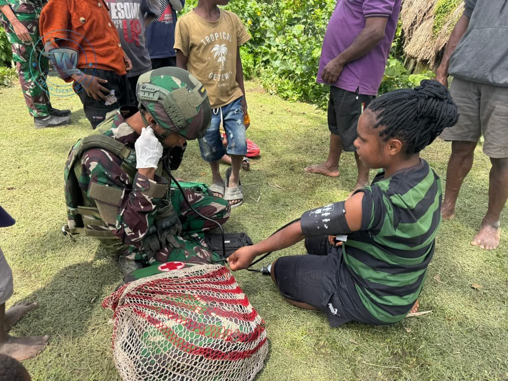 Satgas Yonif 521/DY Pererat Silaturahmi dan Beri Layanan Kesehatan di Bolakme Papua. - thewasessnews.com