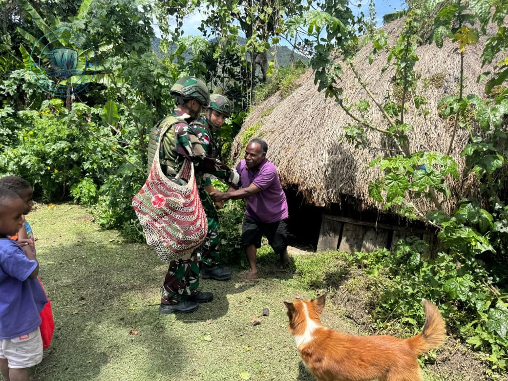 Personel Kesehatan Satgas Yonif 521/DY memberikan pelayanan kesehatan gratis kepada warga Kampung Bolakme di Papua Pegunungan. - thewasesanews.com