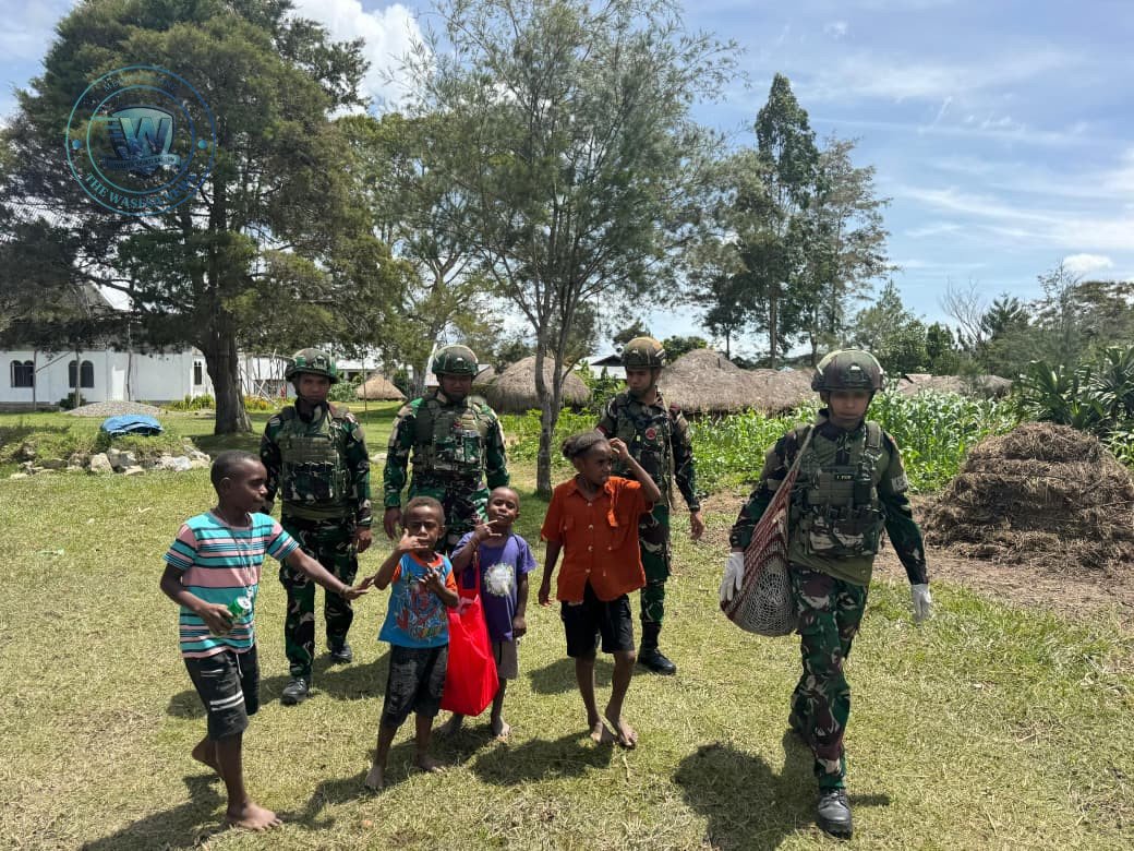 Personel Kesehatan Satgas Yonif 521/DY memberikan pelayanan kesehatan gratis kepada warga Kampung Bolakme di Papua Pegunungan. - thewasesanews.com