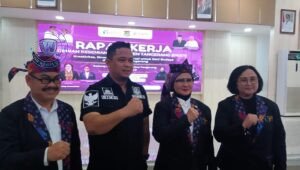 Bupati Tangerang Maesyal Rasyid dan Ketua Umum DKKT Aida Hubaedah saat menghadiri Rapat Kerja Dewan Kesenian Kabupaten Tangerang di GSG Tigaraksa. - thewasesanews.com