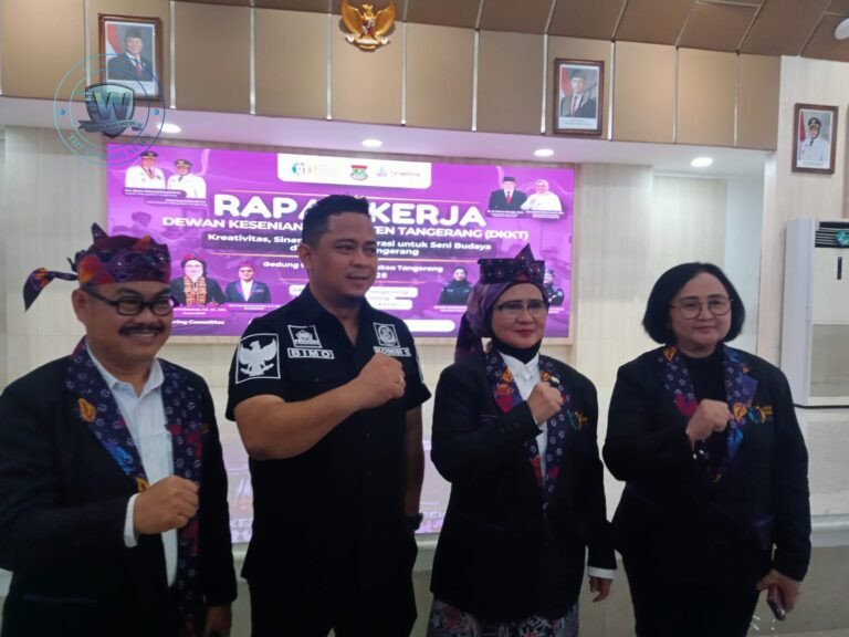 Bupati Tangerang Maesyal Rasyid dan Ketua Umum DKKT Aida Hubaedah saat menghadiri Rapat Kerja Dewan Kesenian Kabupaten Tangerang di GSG Tigaraksa. - thewasesanews.com