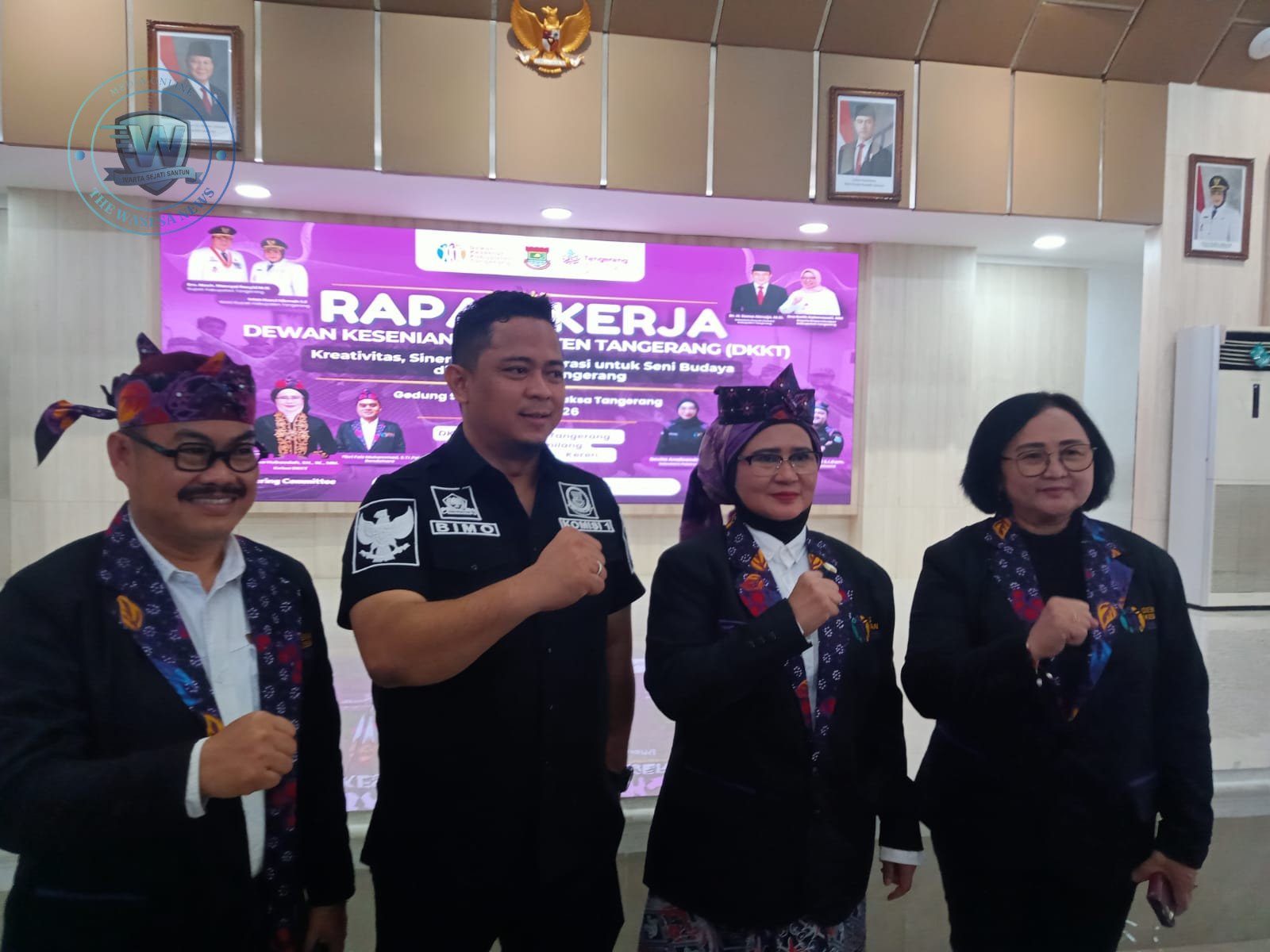 Bupati Tangerang Maesyal Rasyid dan Ketua Umum DKKT Aida Hubaedah saat menghadiri Rapat Kerja Dewan Kesenian Kabupaten Tangerang di GSG Tigaraksa. - thewasesanews.com