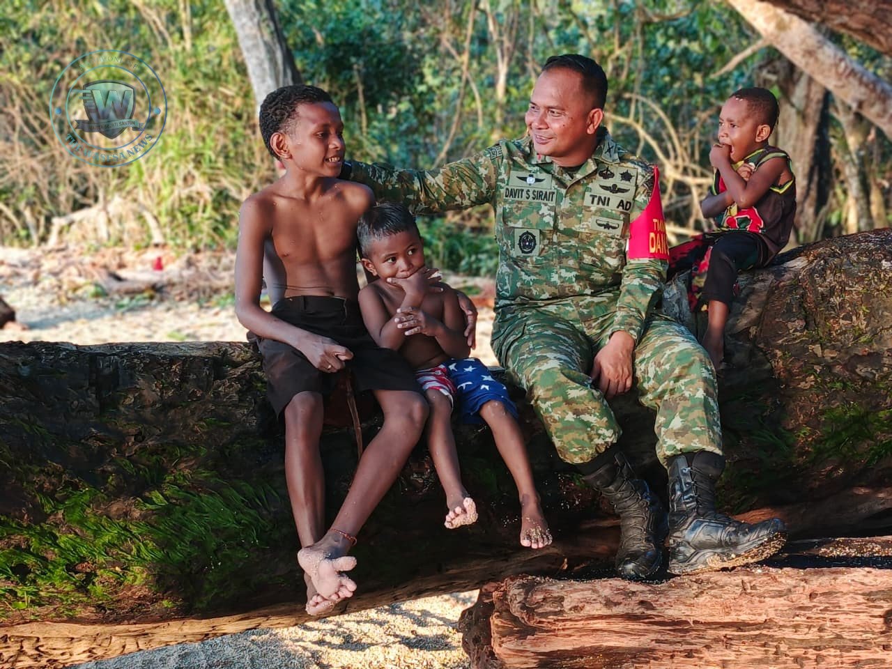 Momen Hangat Dandim 1801 Manokwari Letkol Inf Davit Sutrisno Sirait Bersama Anak Kampung Tanah Rubuh di TMMD 128. - thewasesanews.com