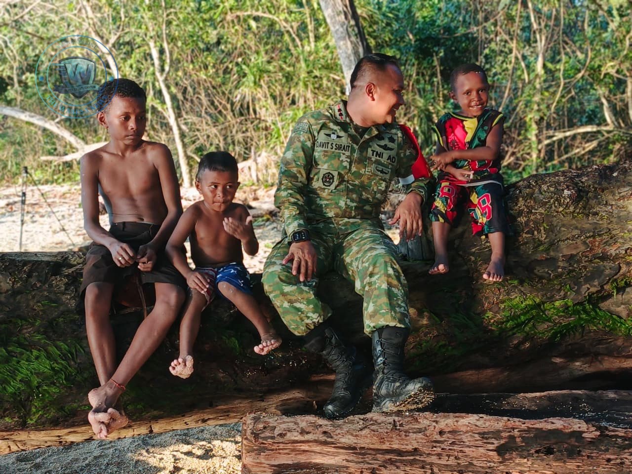 Momen Hangat Dandim 1801 Manokwari Letkol Inf Davit Sutrisno Sirait Bersama Anak Kampung Tanah Rubuh di TMMD 128. - thewasesanews.com