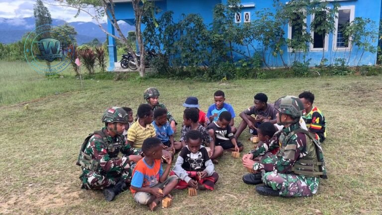 Satgas Yonif 521/DY dan Pemuda Kobakma Gelar Karya Bakti Bersihkan Lapangan Sepak Bola. - thewasesanews.com