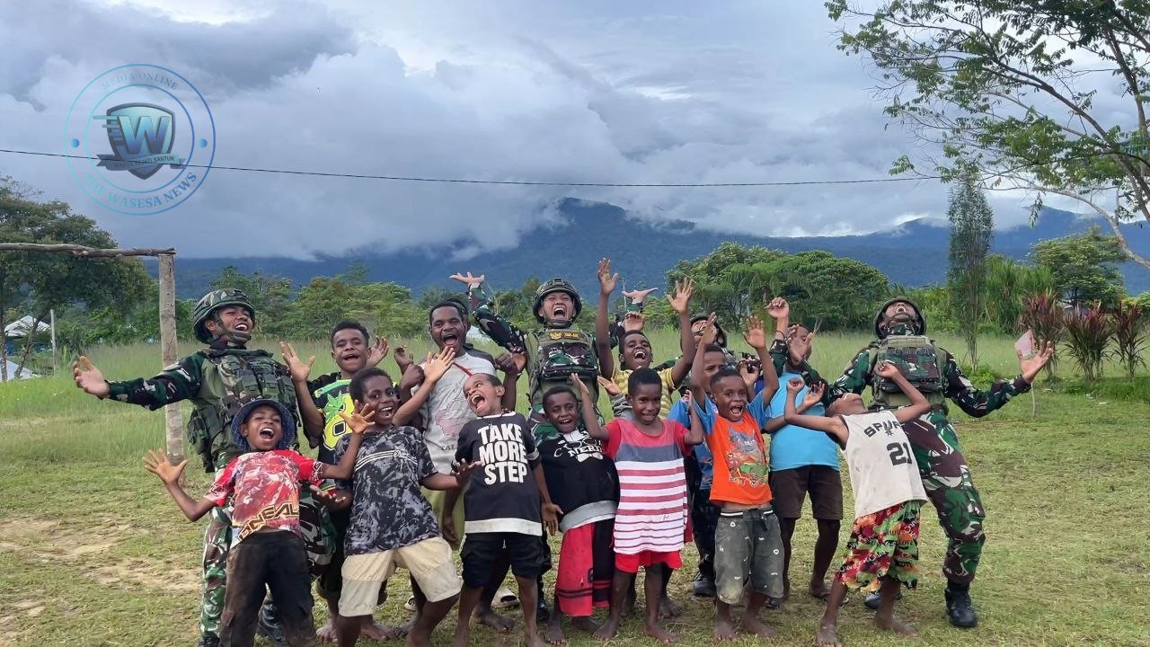 Personel Satgas Yonif 521/DY bersama pemuda Kobakma melaksanakan karya bakti pembersihan lapangan sepak bola di Mamberamo Tengah. - thewasesanews.com