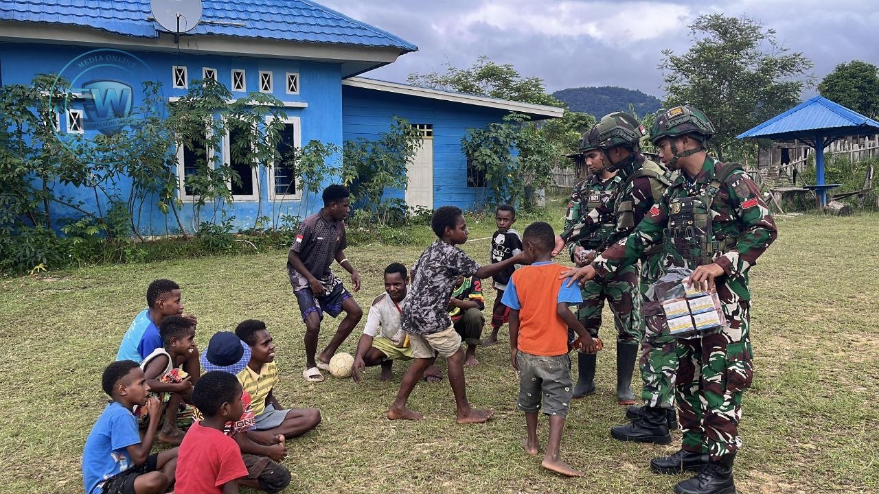 Personel Satgas Yonif 521/DY bersama pemuda Kobakma melaksanakan karya bakti pembersihan lapangan sepak bola di Mamberamo Tengah. - thewasesanees.com