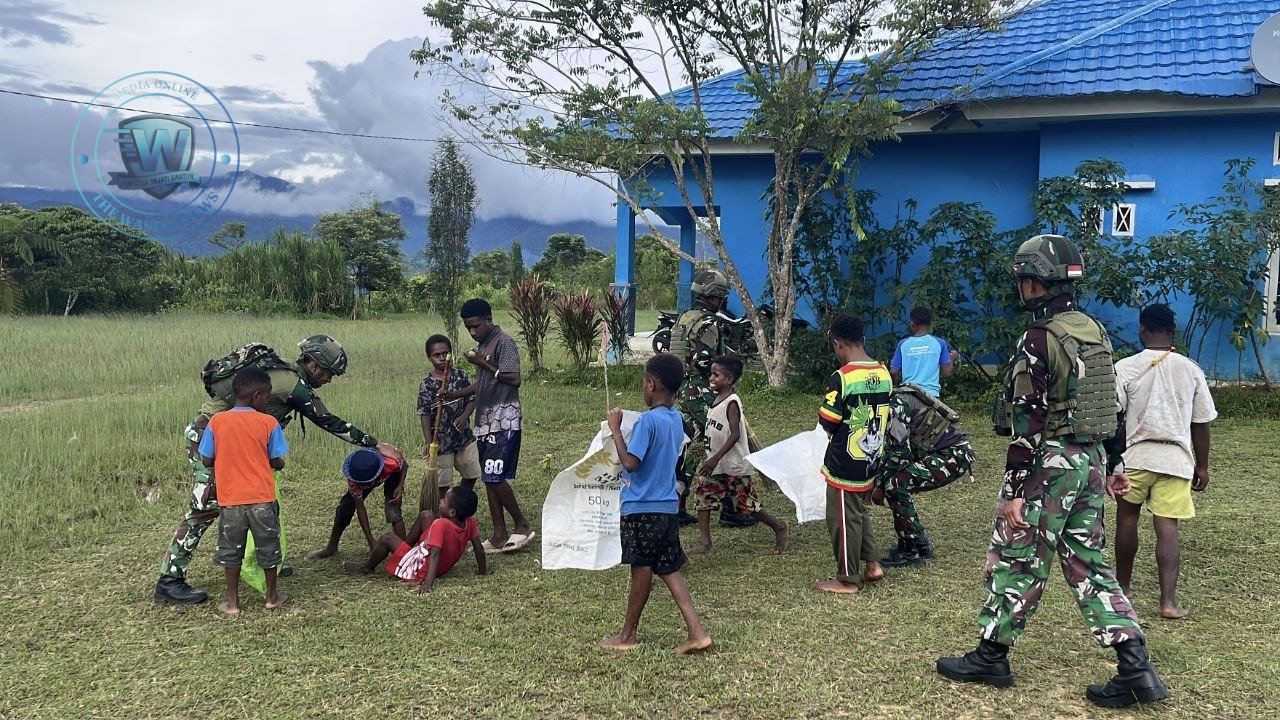 Personel Satgas Yonif 521/DY bersama pemuda Kobakma melaksanakan karya bakti pembersihan lapangan sepak bola di Mamberamo Tengah. - thewasesanews.com
