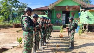 Personel Satgas Yonif 410/ALG Pos Jagiro saat berdialog dengan warga Kampung Jagiro dalam kegiatan Komsos di Teluk Bintuni.