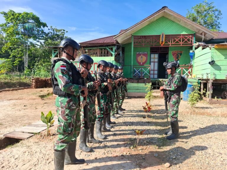Personel Satgas Yonif 410/ALG Pos Jagiro saat berdialog dengan warga Kampung Jagiro dalam kegiatan Komsos di Teluk Bintuni.