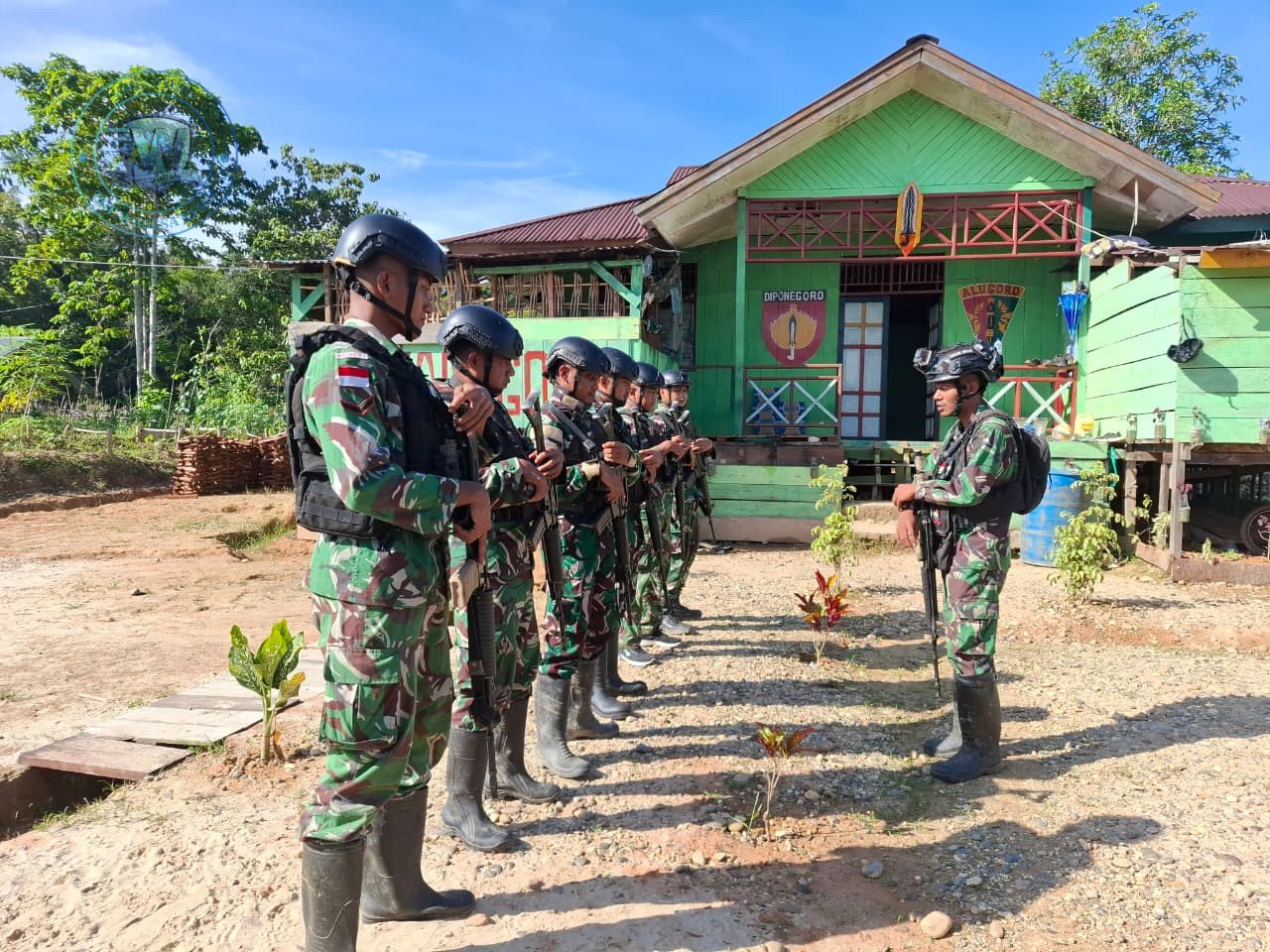 Personel Satgas Yonif 410/ALG Pos Jagiro saat berdialog dengan warga Kampung Jagiro dalam kegiatan Komsos di Teluk Bintuni.