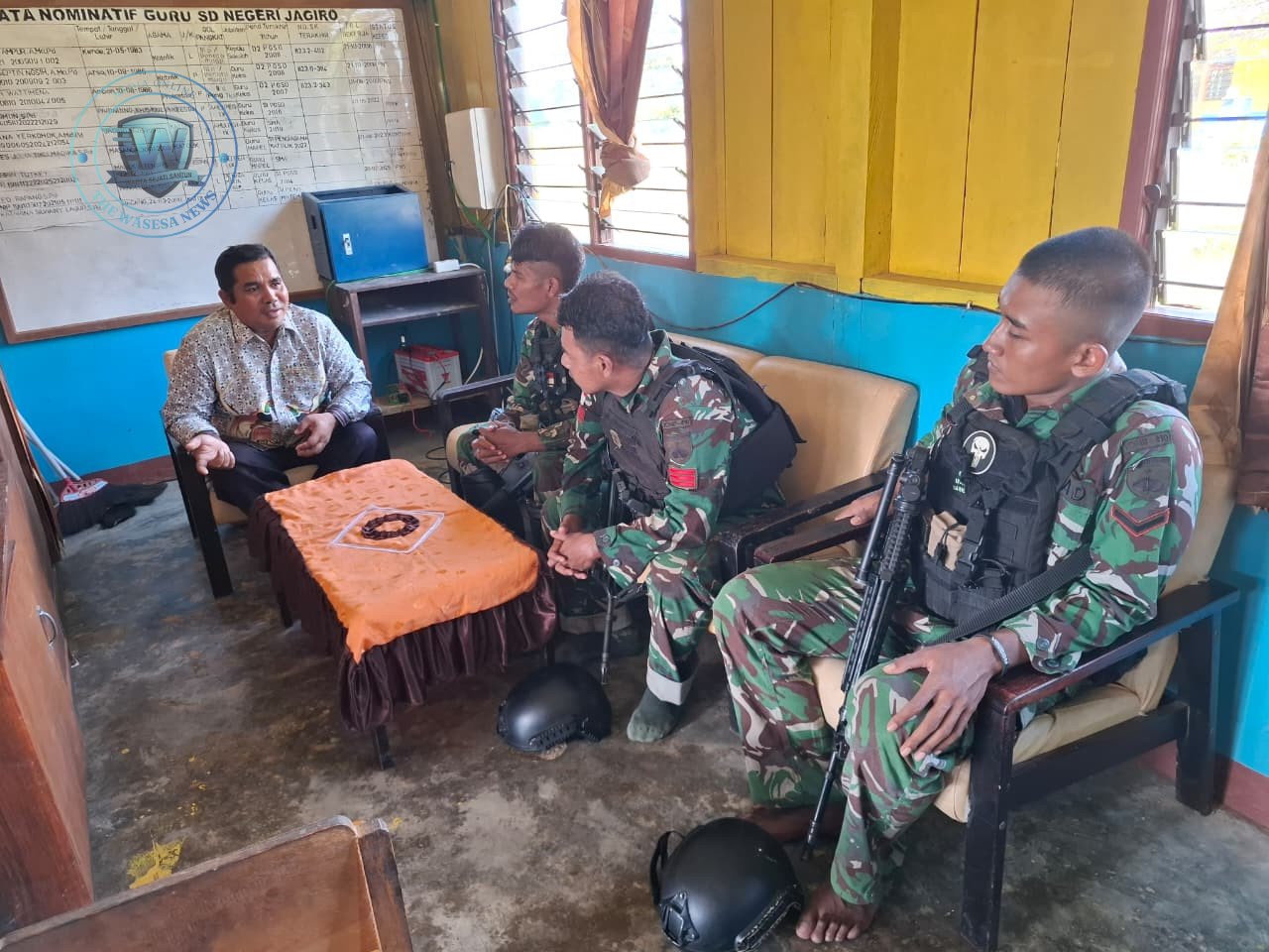 Personel Satgas Yonif 410/ALG Pos Jagiro saat berdialog dengan warga Kampung Jagiro dalam kegiatan Komsos di Teluk Bintuni. - thewasesanews.com