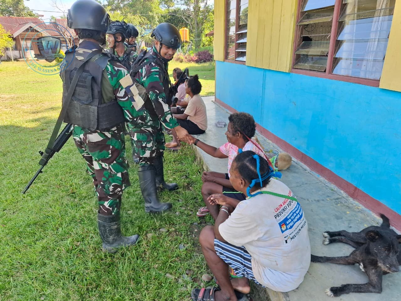 Personel Satgas Yonif 410/ALG Pos Jagiro saat berdialog dengan warga Kampung Jagiro dalam kegiatan Komsos di Teluk Bintuni. - thewasesaness.com