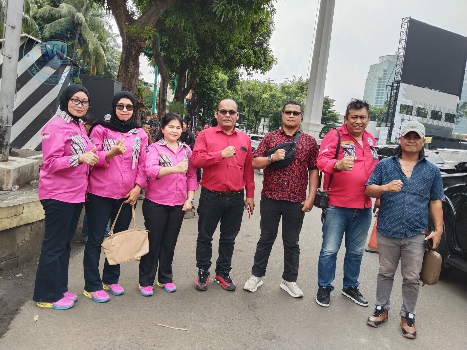 Tim LBH Harimau Raya pada saat mendatangi polda metro jaya hari ini. - thewasesanews.com