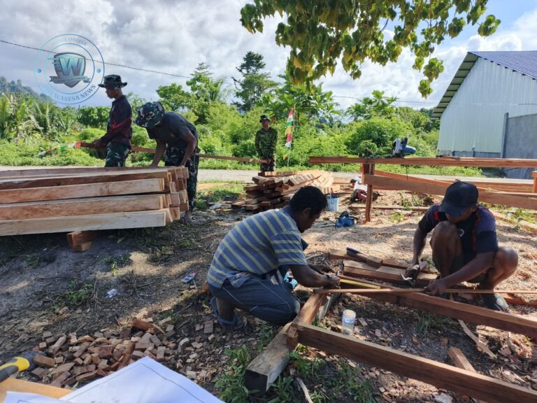 Prajurit Satgas TMMD ke-128 Kodim 1801/Manokwari sedang membuat kusen dan membangun pondasi rumah warga di Kampung Tanah Rubuh. - thewasesanews.com