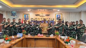 Ketua Umum DePA-RI Tahir Musa Luthfi Yazid saat memberikan pemaparan strategi negosiasi kepada perwira TNI AU di Mabesau. - thewasesanews.com