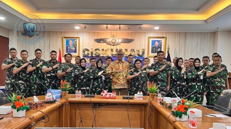 Ketua Umum DePA-RI Tahir Musa Luthfi Yazid saat memberikan pemaparan strategi negosiasi kepada perwira TNI AU di Mabesau. - thewasesanews.com