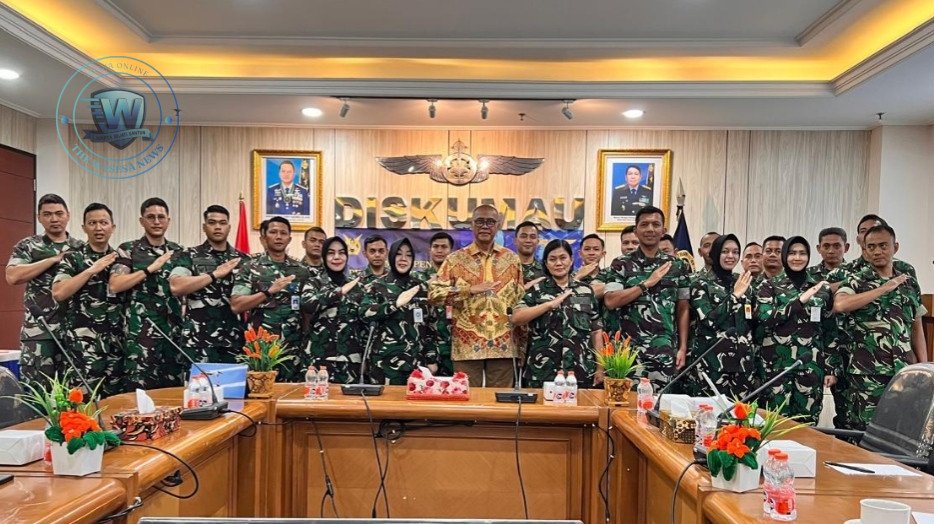 Ketua Umum DePA-RI Tahir Musa Luthfi Yazid saat memberikan pemaparan strategi negosiasi kepada perwira TNI AU di Mabesau. - thewasesanews.com