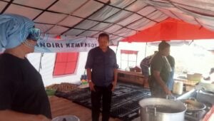 Kepala Dinas Sosial Halmahera Tengah Ridwan Muhammad meninjau Dapur Mandiri dan stok pangan warga pengungsian di Desa Sibenpopo. - thewasesanews.com