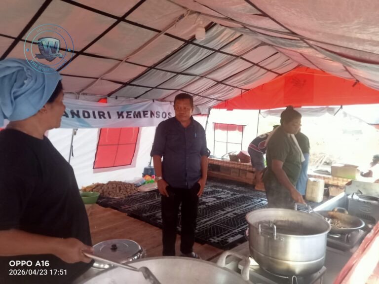 Kepala Dinas Sosial Halmahera Tengah Ridwan Muhammad meninjau Dapur Mandiri dan stok pangan warga pengungsian di Desa Sibenpopo. - thewasesanews.com