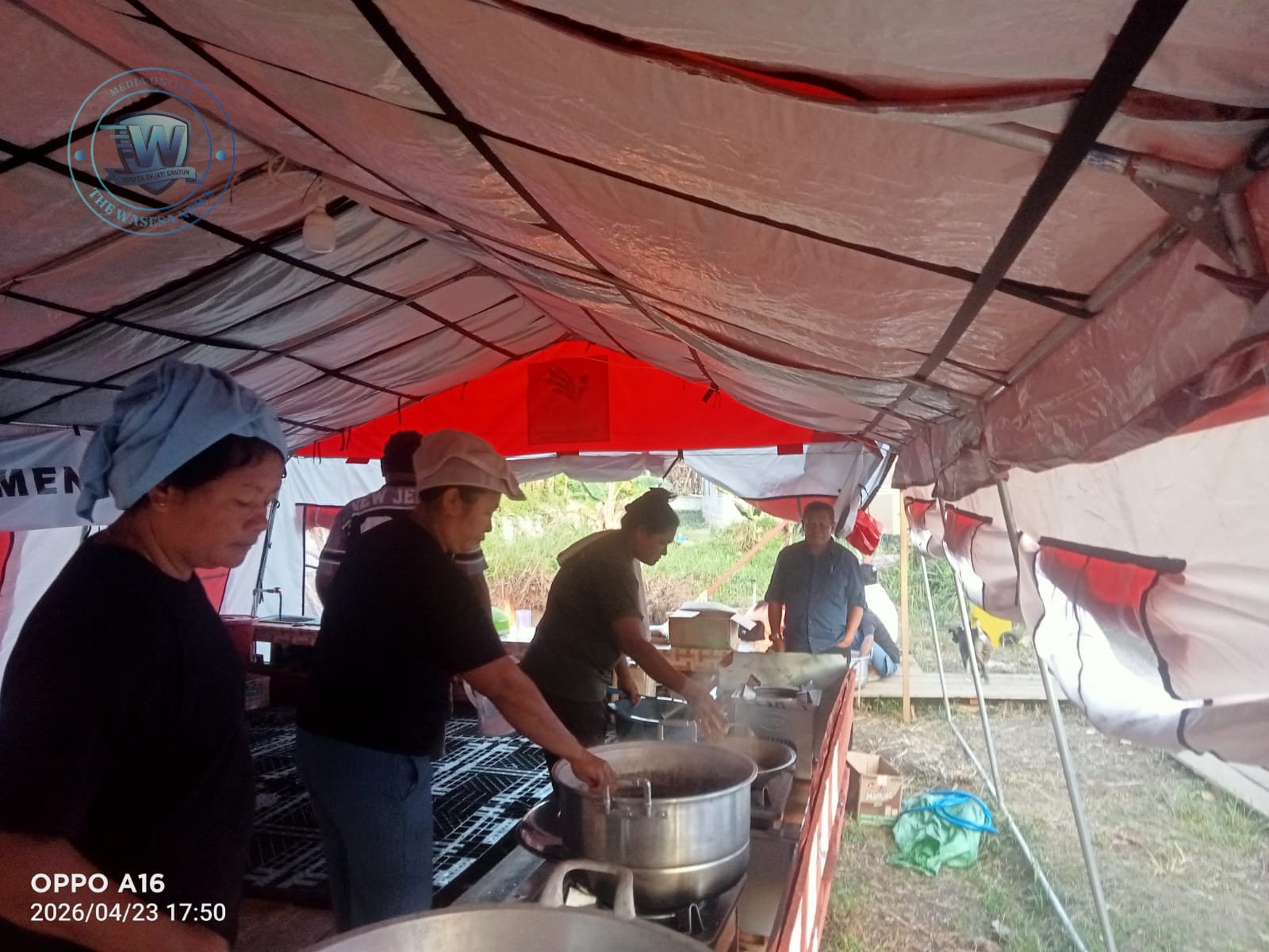 Kadis Sosial Halmahera Tengah Ridwan Muhammad Pastikan Stok Pangan Warga Sibenpopo Aman di Posko. - thewasesanews.com