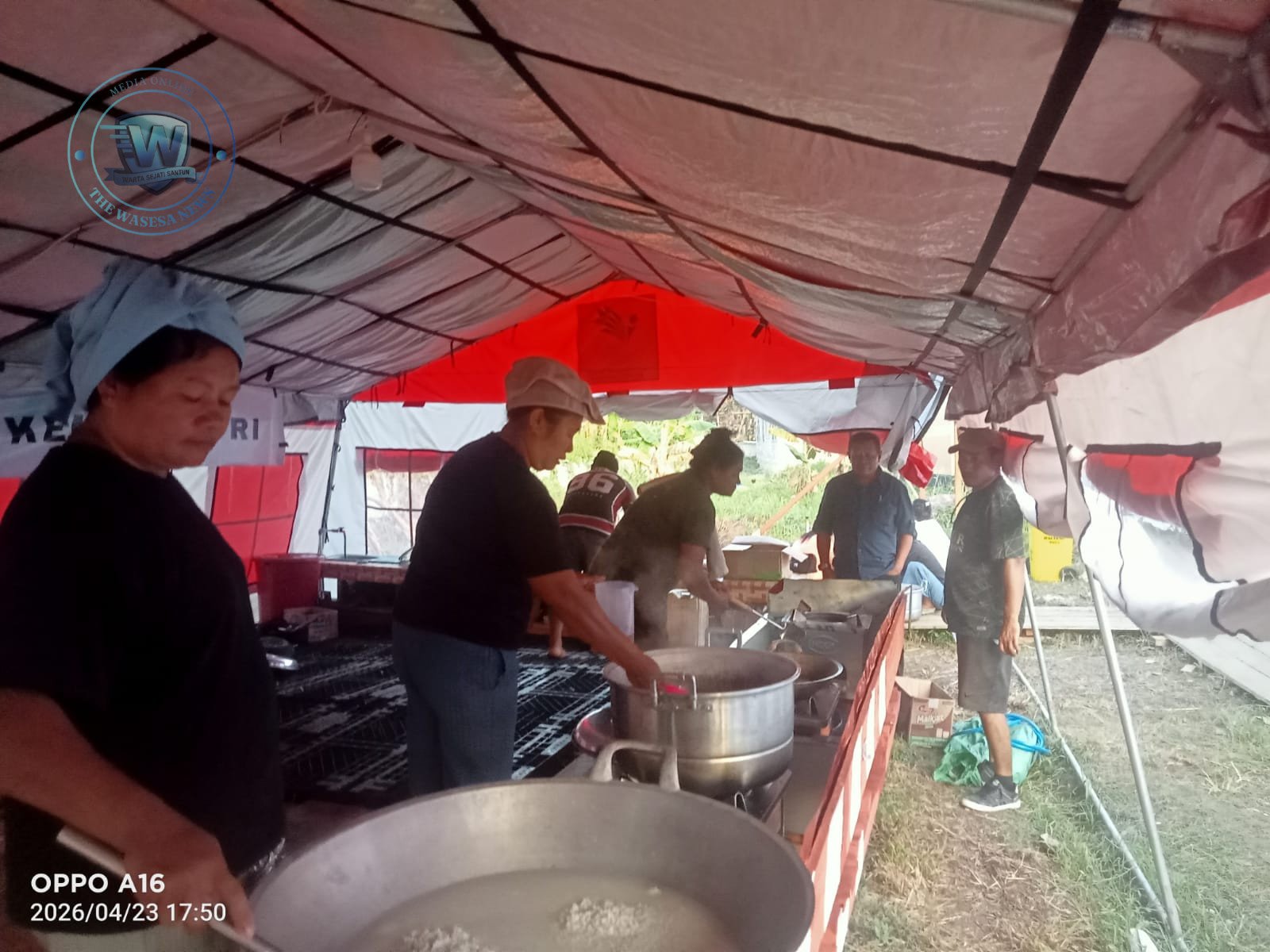 Kadis Sosial Halmahera Tengah Ridwan Muhammad Pastikan Stok Pangan Warga Sibenpopo Aman di Posko. - thewasesanews.com