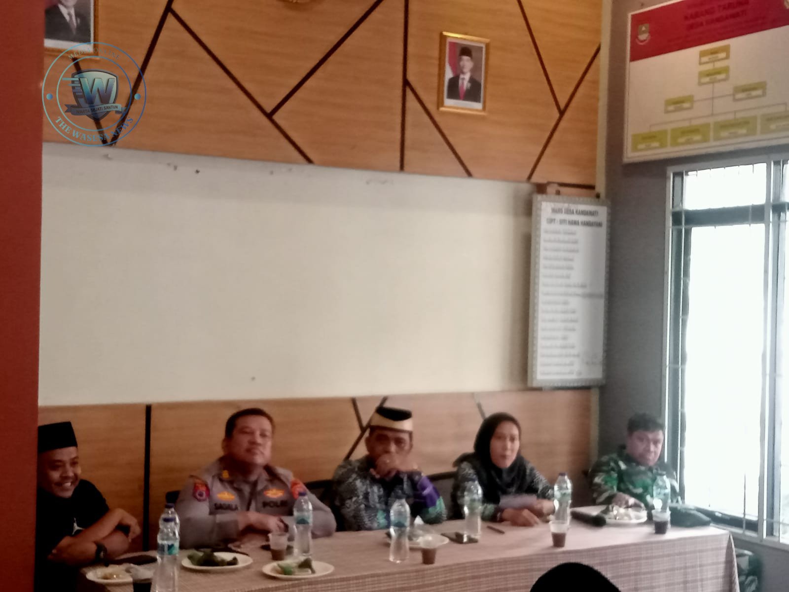 Suasana musyawarah tanah wakaf di Desa Kandawati yang diwarnai ketegangan terkait dugaan aliran dana pungli. - thewasesanews.com