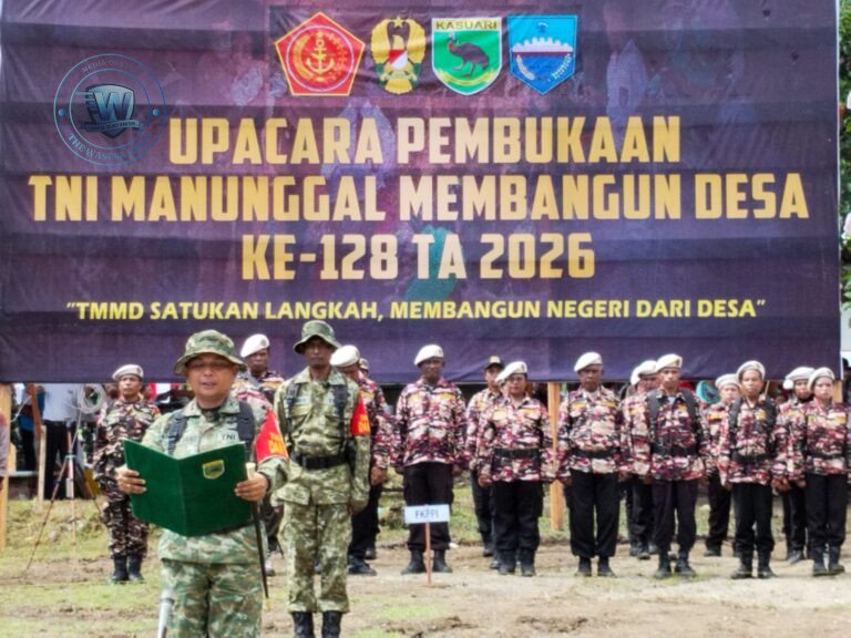 Prajurit Satgas TMMD ke-128 Kodim 1801/Manokwari bersama warga saat mendirikan tiang utama pembangunan rumah layak huni di Kampung Tanah Rubuh. - thewasesanews.com