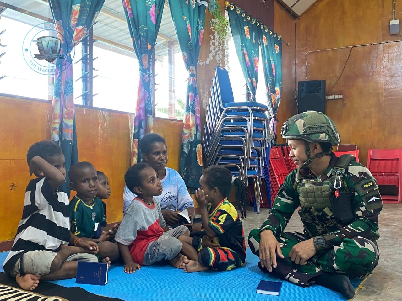 Prajurit Satgas Yonif 521/DY Macan Kumbang saat membagikan Alkitab kepada jemaat Gereja GBI Shekinah di Distrik Elelim Papua Pegunungan. - thewasrsanews.com