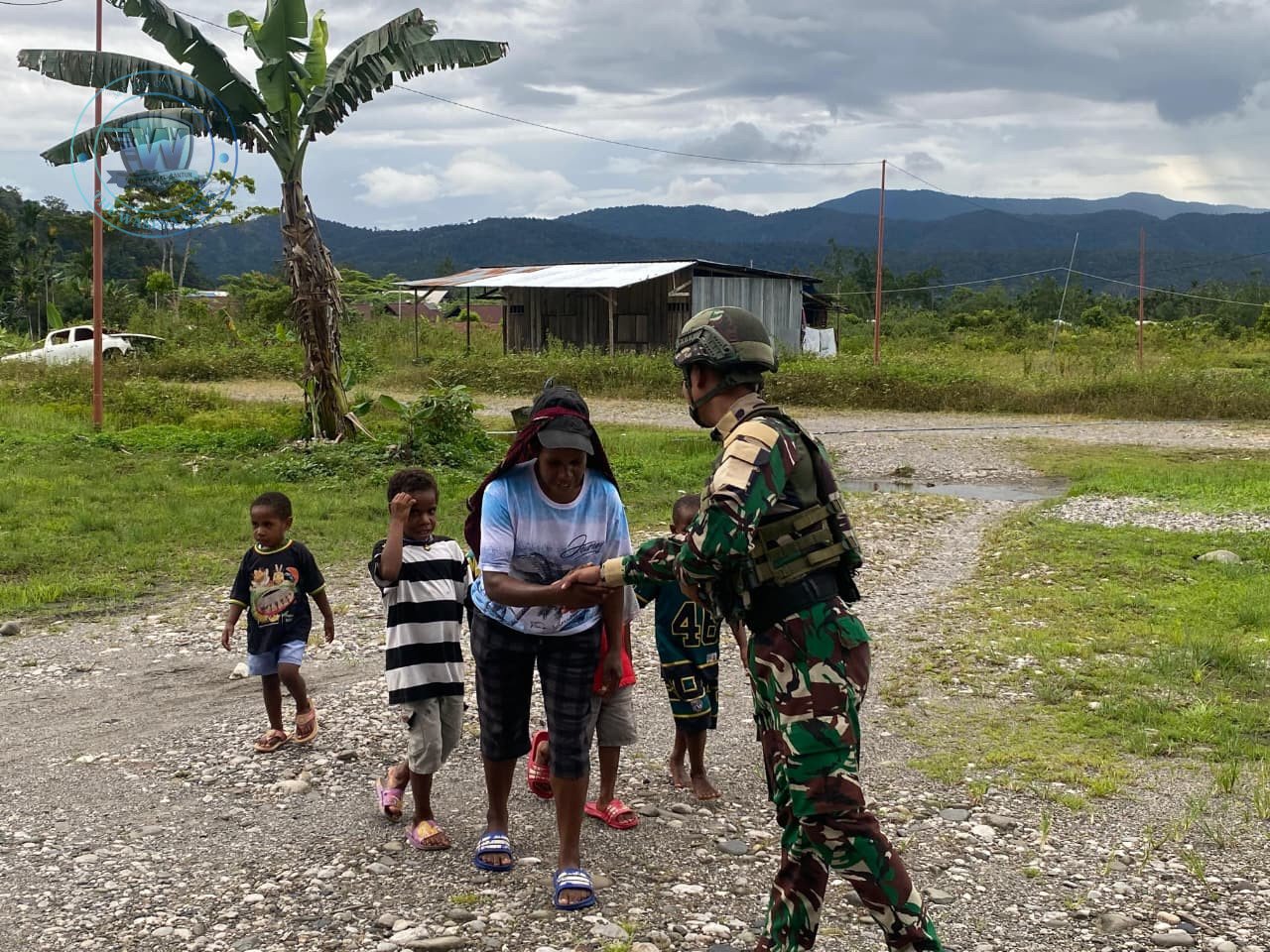 Satgas Yonif 521 DY Tebar Kasih Bagikan Alkitab di Gereja GBI Shekinah Elelim Papua Pegunungan. - thewasesanews.com