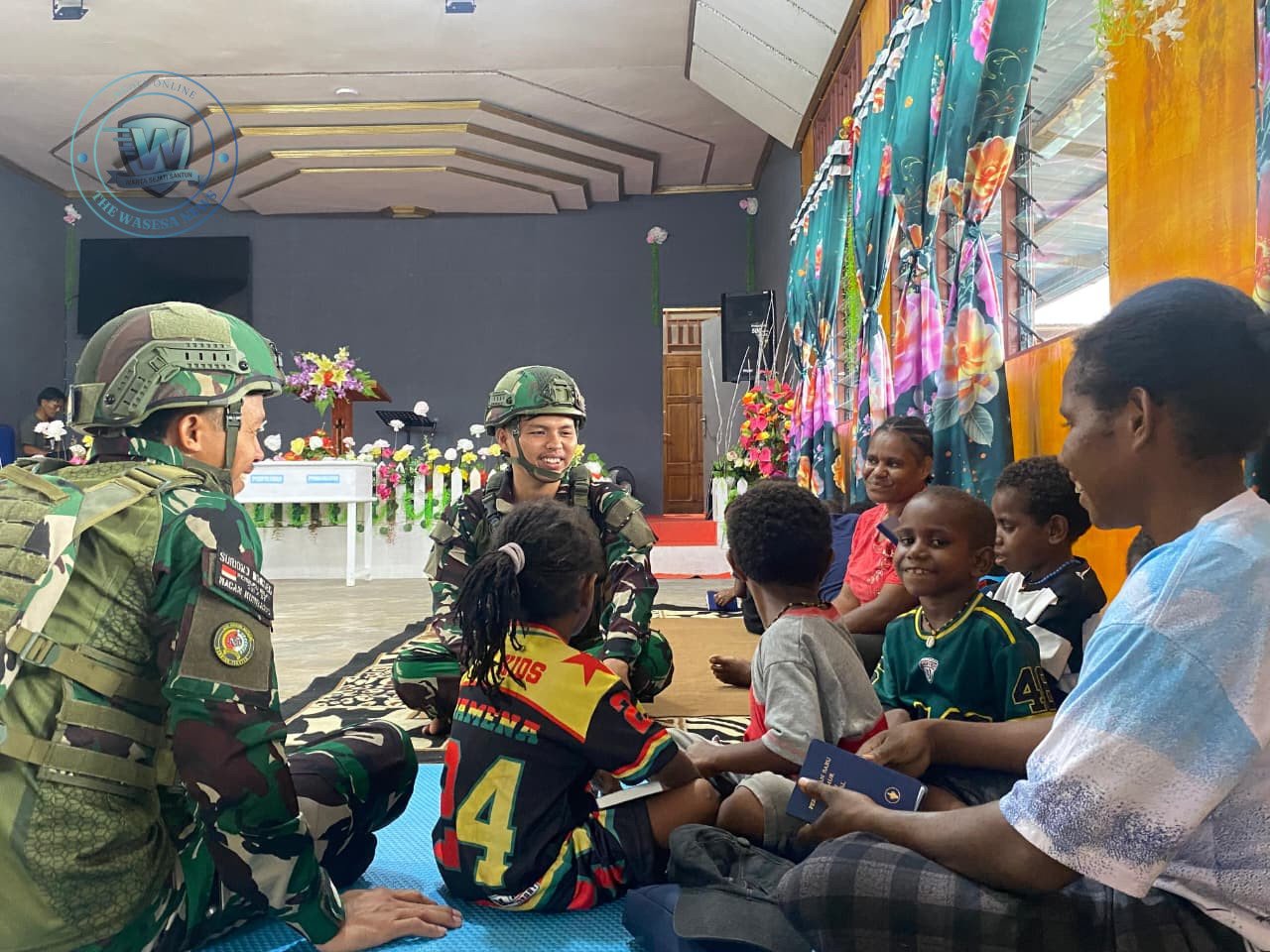 Prajurit Satgas Yonif 521/DY Macan Kumbang saat membagikan Alkitab kepada jemaat Gereja GBI Shekinah di Distrik Elelim Papua Pegunungan. - thewasesanews.com