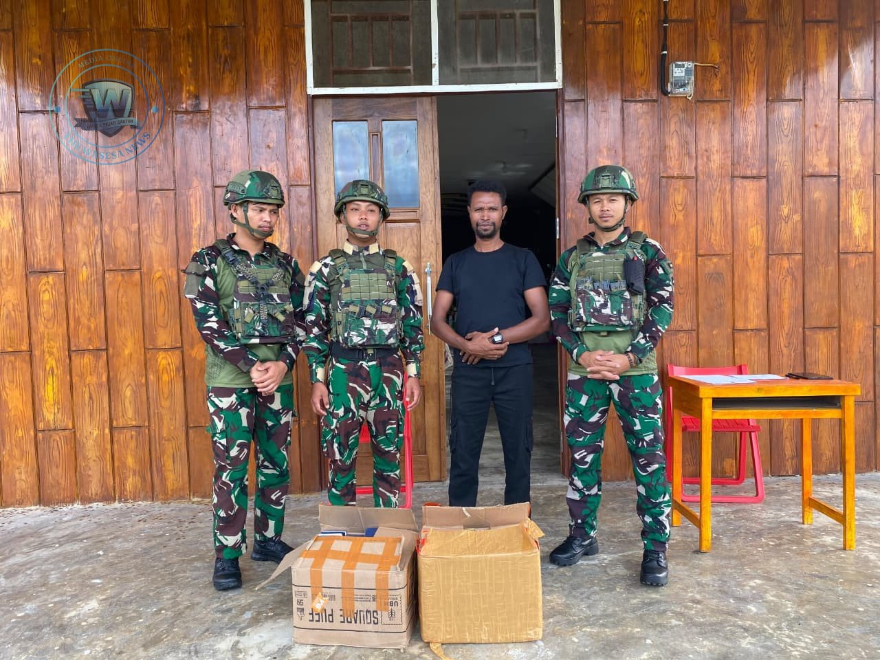 Prajurit Satgas Yonif 521/DY Macan Kumbang saat membagikan Alkitab kepada jemaat Gereja GBI Shekinah di Distrik Elelim Papua Pegunungan. - thewasesanews.com