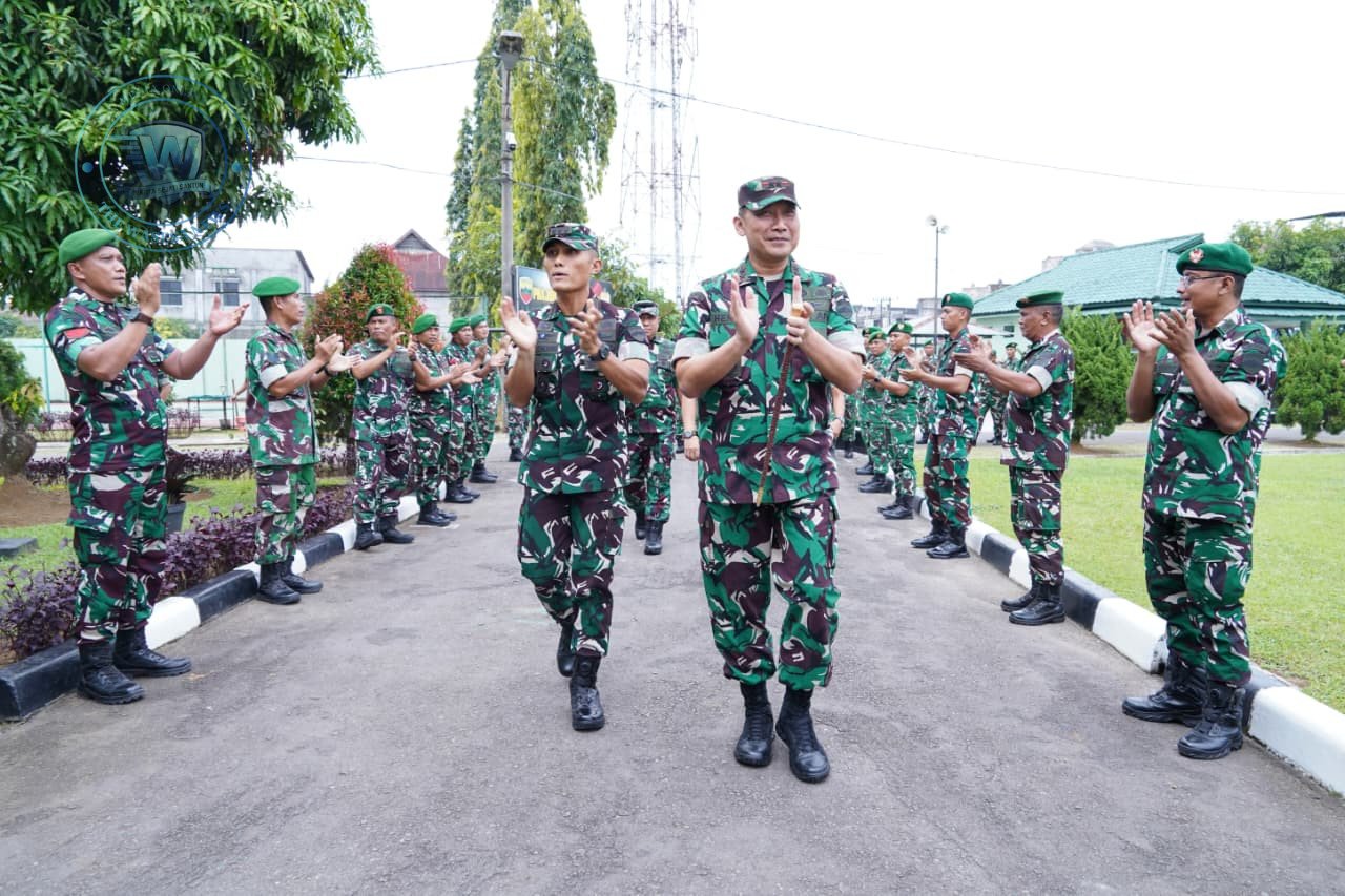 Pangdam I/BB Mayjen TNI Hendy Antariksa didampingi Kakomlekdam I/BB saat meninjau alat komunikasi militer di Markas Komlekdam I/BB Medan. - thewasesanews.com