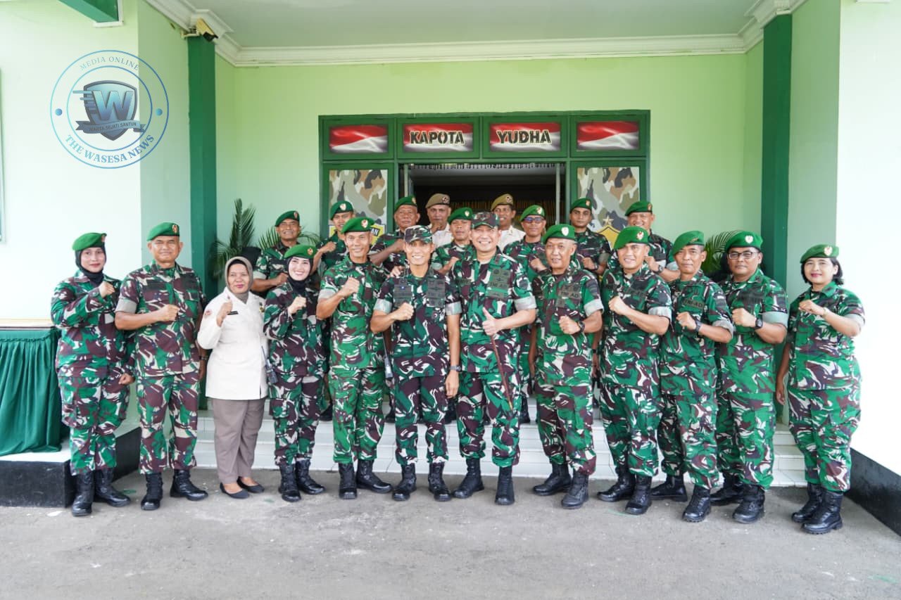 Pangdam I/BB Mayjen TNI Hendy Antariksa didampingi Kakomlekdam I/BB saat meninjau alat komunikasi militer di Markas Komlekdam I/BB Medan. - thewasesanews.com
